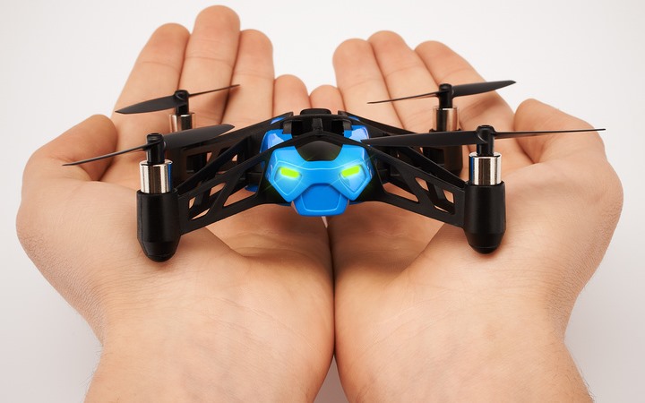 Parrot_MiniDrone_hands