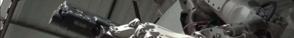 Här skjuter ryska roboten F.E.D.O.R. med dubbla pistoler