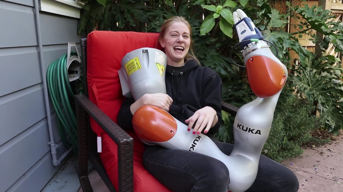 Simone Giertz leker med ”non-shitty robot” i ny livesänd YouTube-serie