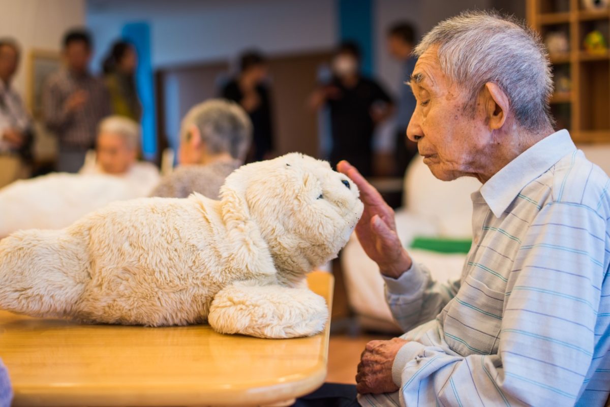 Fotoutställning på Arbetets museum i vår om robotar inom Japans äldrevård